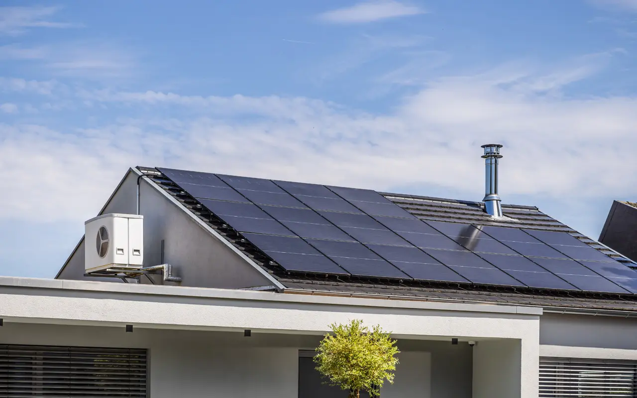 Pourquoi coupler panneaux solaires et climatisation réversible dans le Var ?